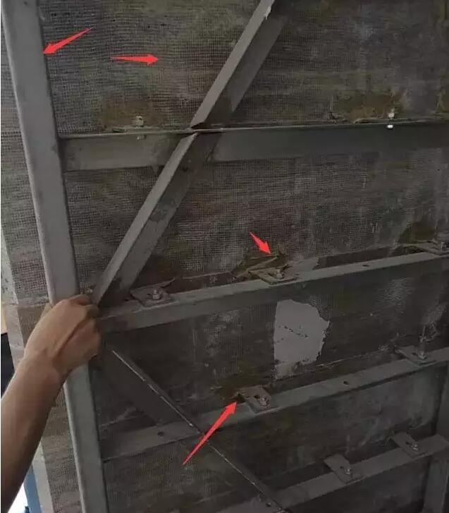 看门的钢架做法.横向是镀锌角钢,干挂件就是石材干挂的做法.