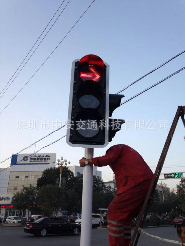 新疆吐鲁番交通信号灯安装案例